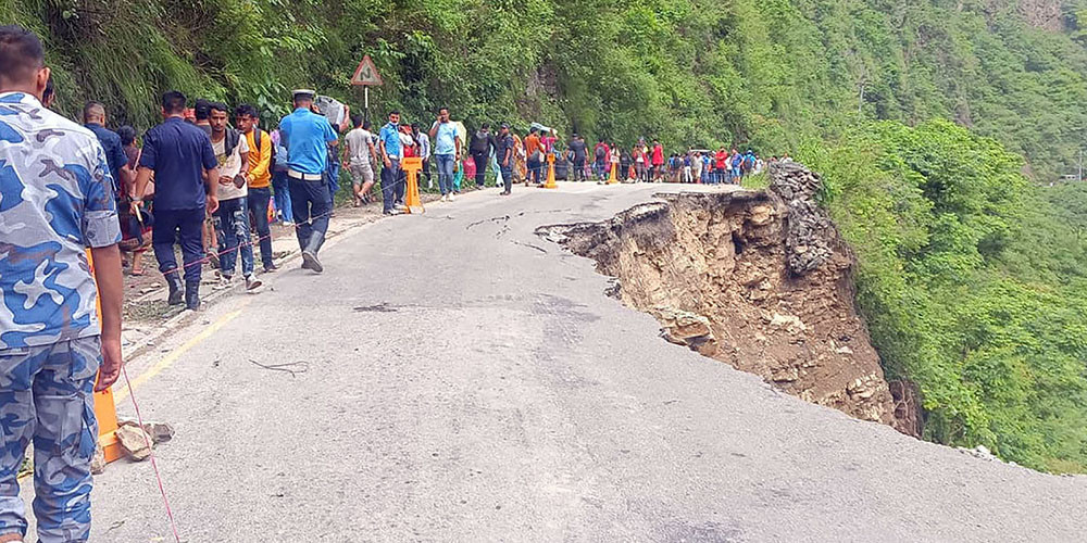 सडक भासिएको स्थानमा दुई पुरुषको शव फेला